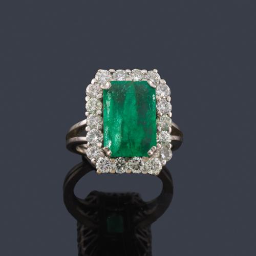  Anillo con esmeralda central de aprox. 3,10 ct y orla de brillantes de aprox. 1,20 ct en total.