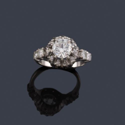  Anillo con brillante central de aprox. 1,08 ct con dos diamantes talla brillante en ambos lados.
