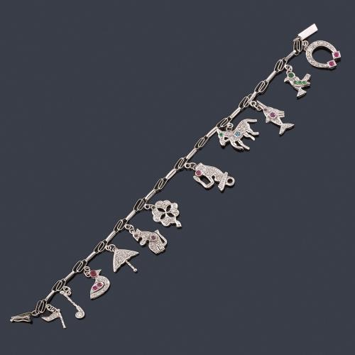 Lote 2169
Pulsera con diferentes colgantes cuajados de brillantes y rubíes en montura de platino.
