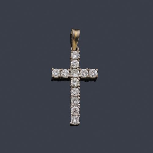 Lote 2170
Cruz con brillantes de aprox. 1,20 ct en total en montura de oro blanco de 18K.