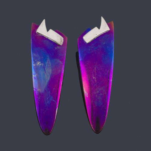  JOAQUÍN BERAO
Pendientes largos de la colección 'Histórica' realizado en titanio anodizado con un bonito juego de color y plata.