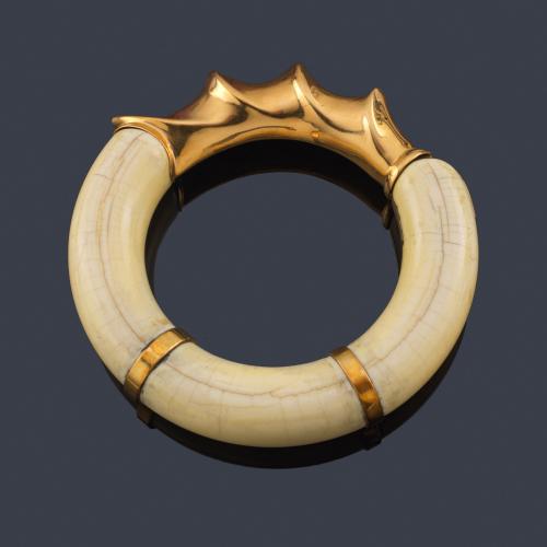  JOAQUIN BERAO
Brazalete rígido realizado en marfil y motivo superior con diseño de olas realizado en oro amarillo de 18K.