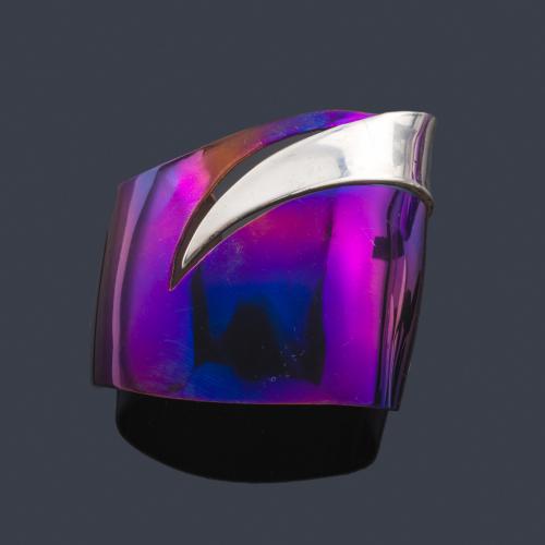  JOAQUIN BERAO
Brazalete rígido de la colección 'Klein' realizada en titanio y motivo en plata de 925.