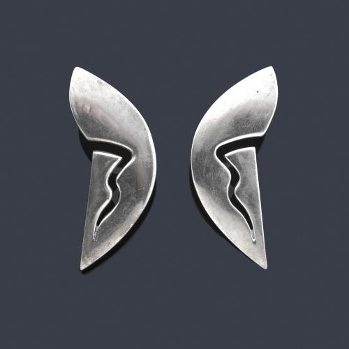  JOAQUIN BERAO
Pendientes largos de la colección 'Plata' con diseño abstracto y realizado en plata de 925.