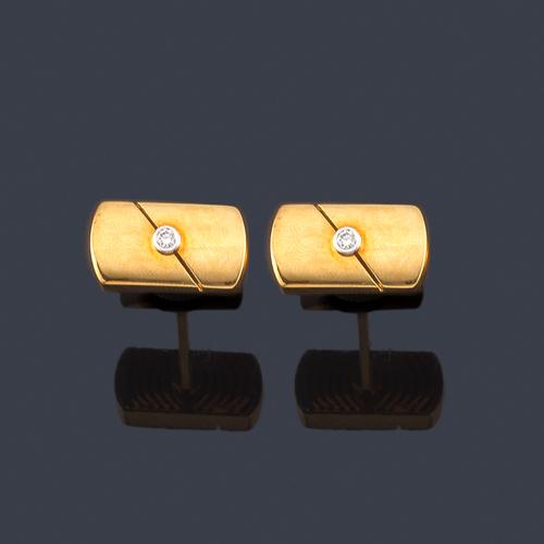  Gemelos con diseño rectangulares con brillante central en montura de oro amarillo de 18K.