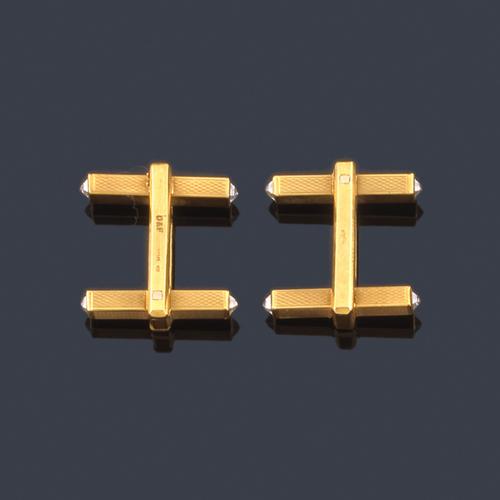 Lote 2196
Gemelos con diseño de doble barrita con remate de diamante en montura de oro amarillo de 18K.