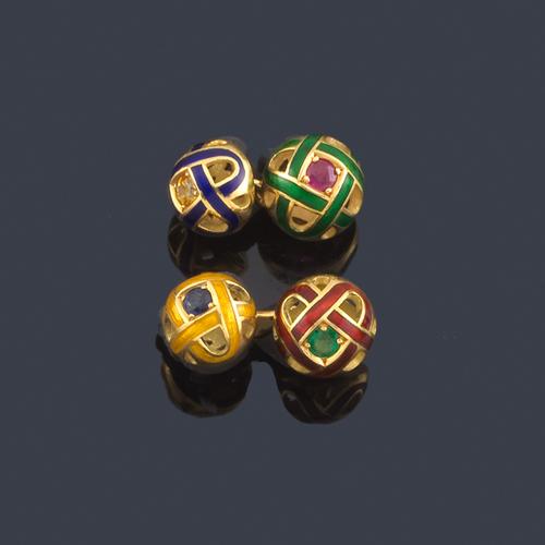  LUIS GIL
Gemelos con brillante, rubí, zafiro y esmeralda con bandas de esmaltes sobre montura de oro amarillo de 18K.