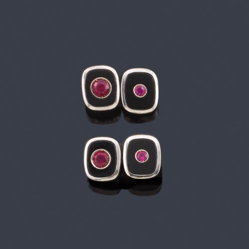 Lote 2199
Gemelos con placa de ónix y centro de rubí sintético en montura de oro blanco de 18K.