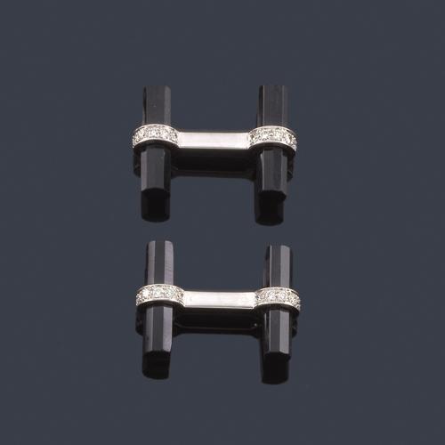  LUIS GIL
Gemelos con doble barrita de ónix y banda de brillantes en montura de oro blanco de 18K.