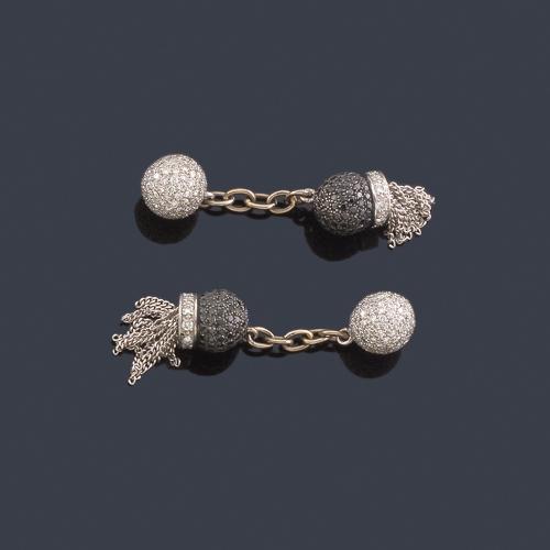 Lote 2201
LUIS GIL
Gemelos con doble motivo esférico cuajados de diamantes negros e incoloros en montura de oro blanco de 18K.