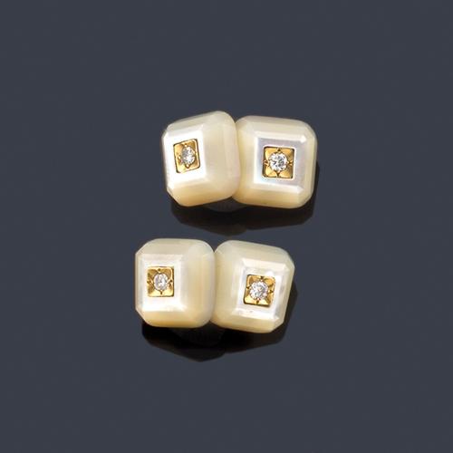 Lote 2202
LUIS GIL
Gemelos realizados con placa de nácar y centro de brillante en montura de oro amarillo de 18K.