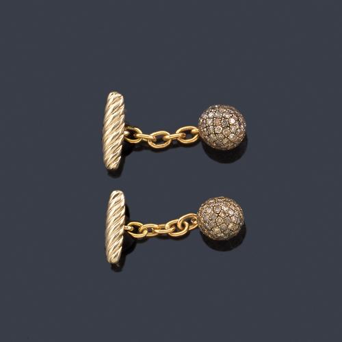 Lote 2205
LUIS GIL
Gemelos con diseño esférico cuajado de brillantes 'brown' en montura de oro amarillo de 18K.