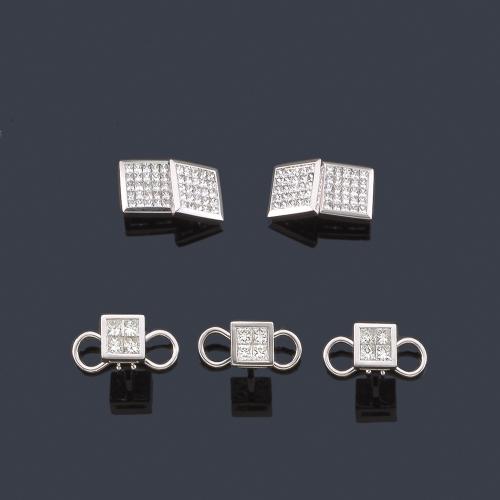 Lote 2208
LUIS GIL
Gemelos y botonadura con diamantes talla princesa de aprox. 2,80 ct en total, en montura de oro blanco de 18K.