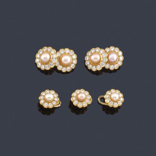 Lote 2211
LUIS GIL
Gemelos y botonadura con perlas y orla de brillantes engastadas en grano, en montura de oro amarillo de 18K.