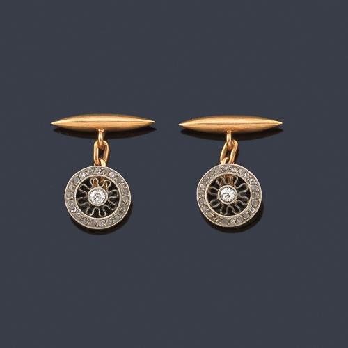  Gemelos 'Art Decó' con diseño circular con diamantes talla rosa en montura de oro amarillo de 18K y vista en platino. Años '30.