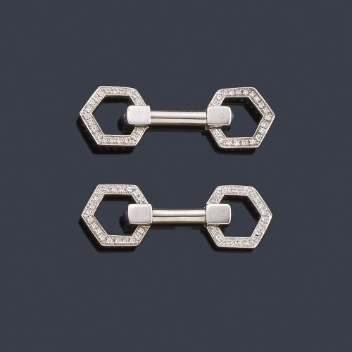 Lote 2216
LUIS GIL
Gemelos con diseño en forma de estribo con brillantes y zafiros en cabujón.