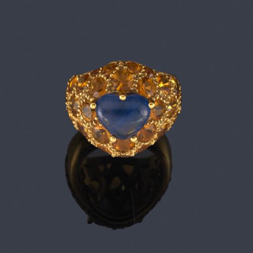 Lote 2219
LUIS GIL
Anillo con zafiro central talla corazón con pavé de zafiros amarillos engastados en grano.