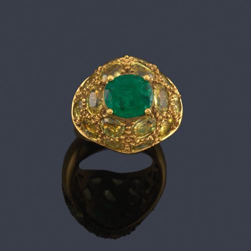Lote 2220
LUIS GIL
Anillo con esmeralda talla oval de aprox. 1,60 ct con cuajado de cuarzos citrinos talla oval.