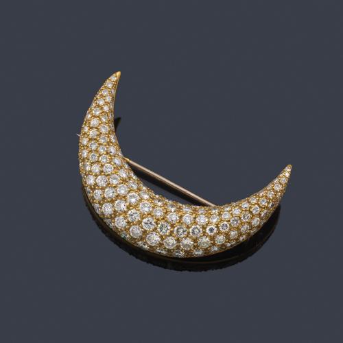 Lote 2227
LUIS GIL
Broche en forma de media luna con pavé de brillantes de aprox. 3,42 ct en total, engastado en grano.