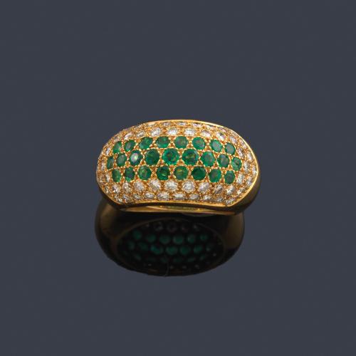 Lote 2233
Anillo bombé con pavé de esmeraldas de aprox. 1,60 ct y brillantes de aprox. 0,80 ct en total.