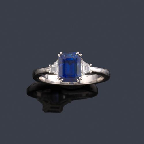 Lote 2239
Anillo con zafiro talla esmeralda de aprox. 2,05 ct con pareja de diamantes talla trapecio de aprox. 0,21 ct en total. 