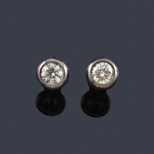 Lote 2244
Dormilonas con pareja de brillantes de aprox. 1,96 ct en total en montura de oro blanco pavonado de 18K.
