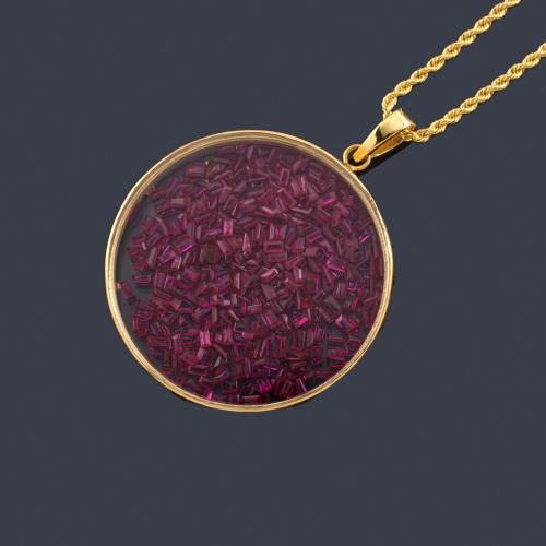Lote 2247
Colgante circular con rubíes calibrados en su interior, con montura y cadena de cordón realizada en oro amarillo de 18K.