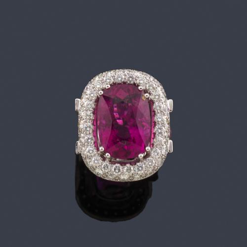 Lote 2248
Anillo con turmalina rubelita talla oval de aprox. 9,72 ct con doble orla de brillantes de aprox. 1,90 ct en total.