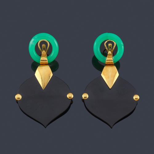 Lote 2250
JACINTO ROCA
Pendientes largos con ónix, crisoprasa en montura de oro amarillo de 18K.
