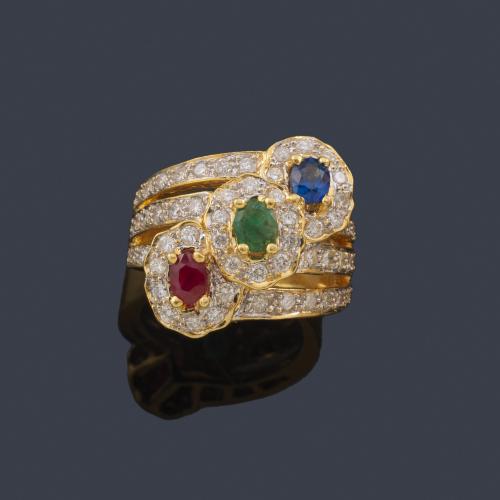 Lote 2254
Anillo con rubí, zafiro y esmeralda talla oval con orla y banda de brillantes.