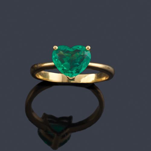 Lote 2255
Anillo con esmeralda talla corazón de aprox. 1,25 ct engastado en garra.