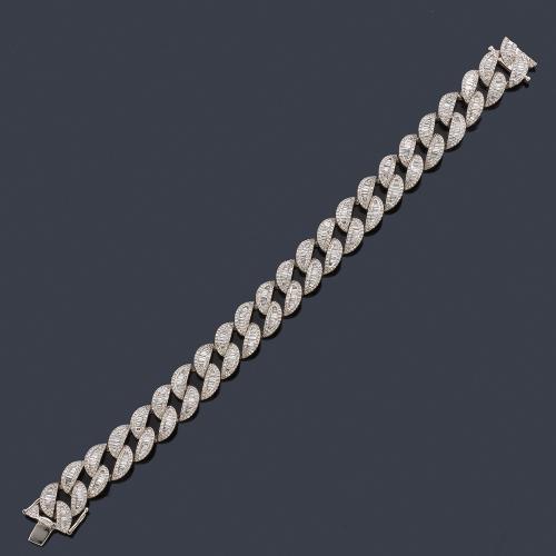 Lote 2262
Pulsera con eslabones ovalados con diamantes talla brillantes y baguette de aprox. 4,67 ct en total.