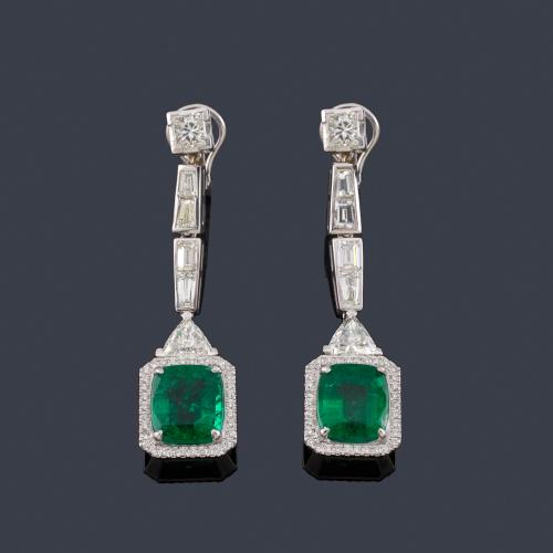 Lote 2265
Pendientes largos con pareja de esmeraldas de aprox. 12,34 ct en total con diamantes talla brillante, trapecio, triángulo y princesa de aprox. 6,20 ct en total.