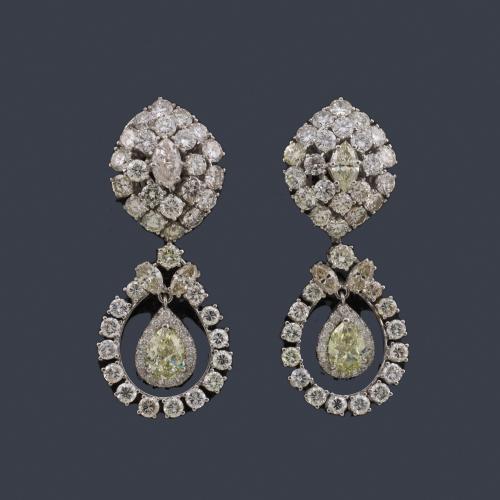 Lote 2273
Pendientes largos con diamantes talla brillante, marquís y perilla de aprox. 9,42 ct en total.