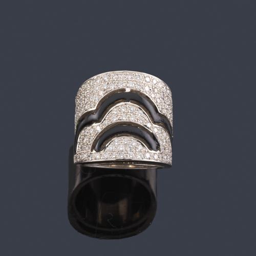 Lote 2281
Anillo ancho con piezas onduladas de ónix sobre pavé de brillantes de aprox. 1,57 ct en total.