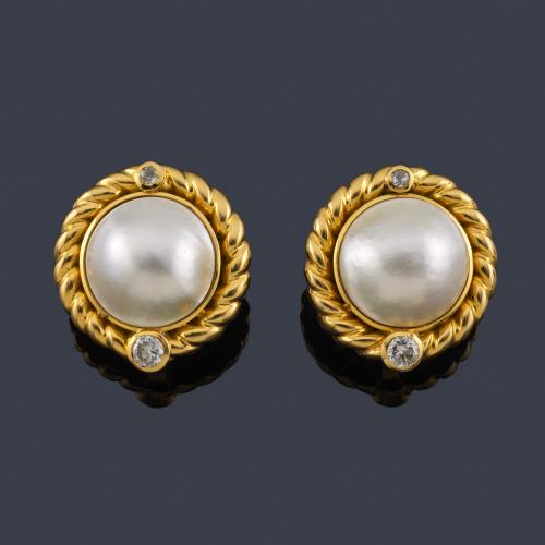 Lote 2285
LUIS GIL
Pendientes cortos con pareja de perlas Mabe y brillantes de aprox. 1,30 ct en total.