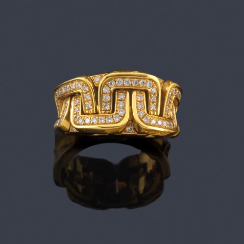 Lote 2288
CHIMENTO
Anillo con diseño de grecas con brillantes de aprox. 0,69 ct en total.
