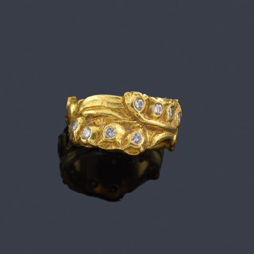 Lote 2299
JAUME MERCADER
Anillo con diseño abstracto en montura de oro amarillo mate de 18K enriquecido con brillantes engastados en chatón.