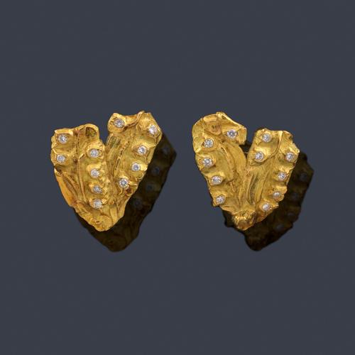 Lote 2300
JAUME MERCADÉ
Pendientes cortos con diseño abstracto en oro amarillo de 18K, enriquecido con brillantes.