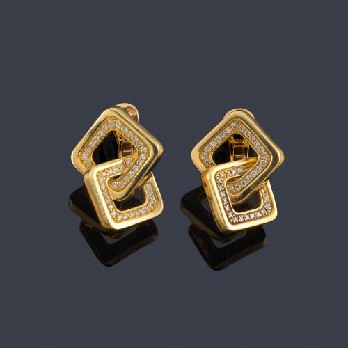 Lote 2301
CHIMENTO
Pendientes largos con dos motivos geométricos con brillantes en montura de oro amarillo de 18K.