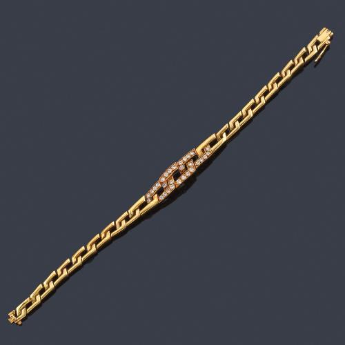 Lote 2306
JACINTO ROCA
Pulsera con eslabones rectangulares con centro de brillantes en montura de oro amarillo de 18K.