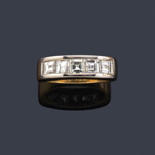 Lote 2307
Media alianza con banda de diamantes talla carré de aprox. 1,25 ct en total.