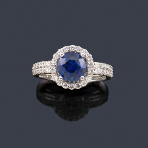 Lote 2325
Anillo con zafiro central de aprox. 2,08 ct con orla y brazos con brillantes de aprox. 1,30 ct en total.