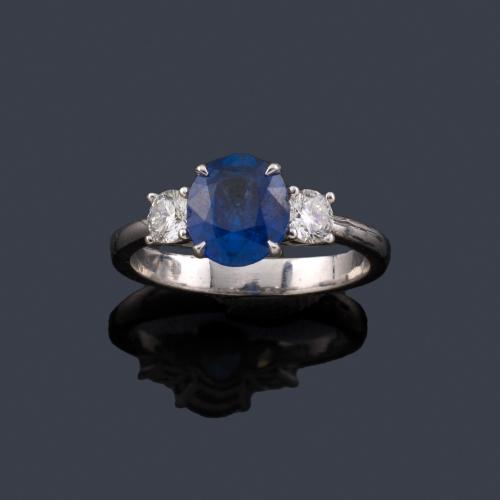 Lote 2326
Anillo con zafiro oval central de aprox. 1,65 ct con dos brillantes de aprox. 0,38 ct en total. 