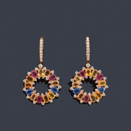  Pendientes largos con zafiros multicolor de aprox. 5,62 ct en total y brillantes de aprox. 0,90 ct, realizado en oro amarillo de 18K.