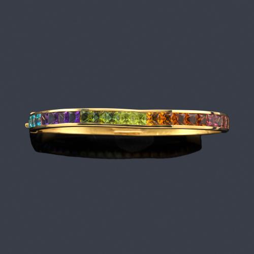  Pulsera rígida con gemas multicolor en montura de oro amarillo de 18K.