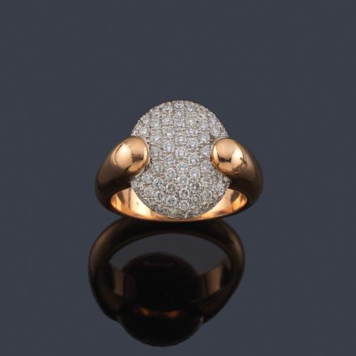 Lote 2343
Anillo con motivo central en forma de eslabón calabrote cuajado de brillantes de aprox. 1,10 ct en oro rosa de 18K.