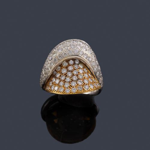 Lote 2348
Anillo con doble pavé de brillantes de aprox. 3,29 ct en total, en montura de oro blanco y amarillo de 18K.