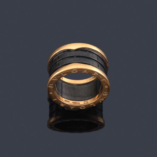  BVLGARI
Anillo de la colección "Bzero" en oro rosa de 18K y cerámica negra.