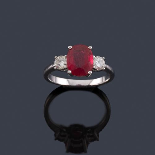 Lote 2359
Anillo con rubí talla oval de aprox. 1,70 ct con dos brillantes de aprox. 0,20 ct cada uno.